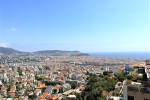 2 BEDROOM APARTMENT WITH SEAVIEW IN NICE