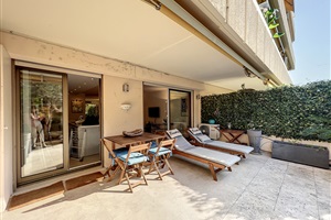 2 BEDROOM APARTMENT WITH SPLENDID VIEW IN RESIDENCE WITH POOL IN JUAN LES PINS