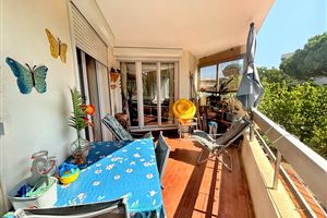 2 BEDROOM APARTMENT IN RESIDENCE WITH POOL IN FREJUS