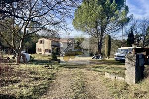 VILLA TO RENOVATE ON 1.5 HECTARES OF LAND, IN MONTAUROUX