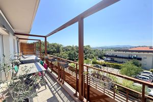 ONE BEDROOM TOP FLOOR APARTMENT IN FREJUS 
